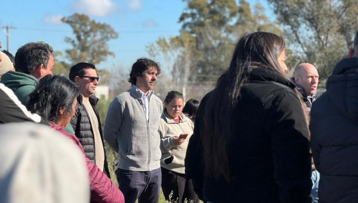 El defensor del Pueblo junto a los vecinos de Santa Coloma en la reunión con autoridades de Edenor. 