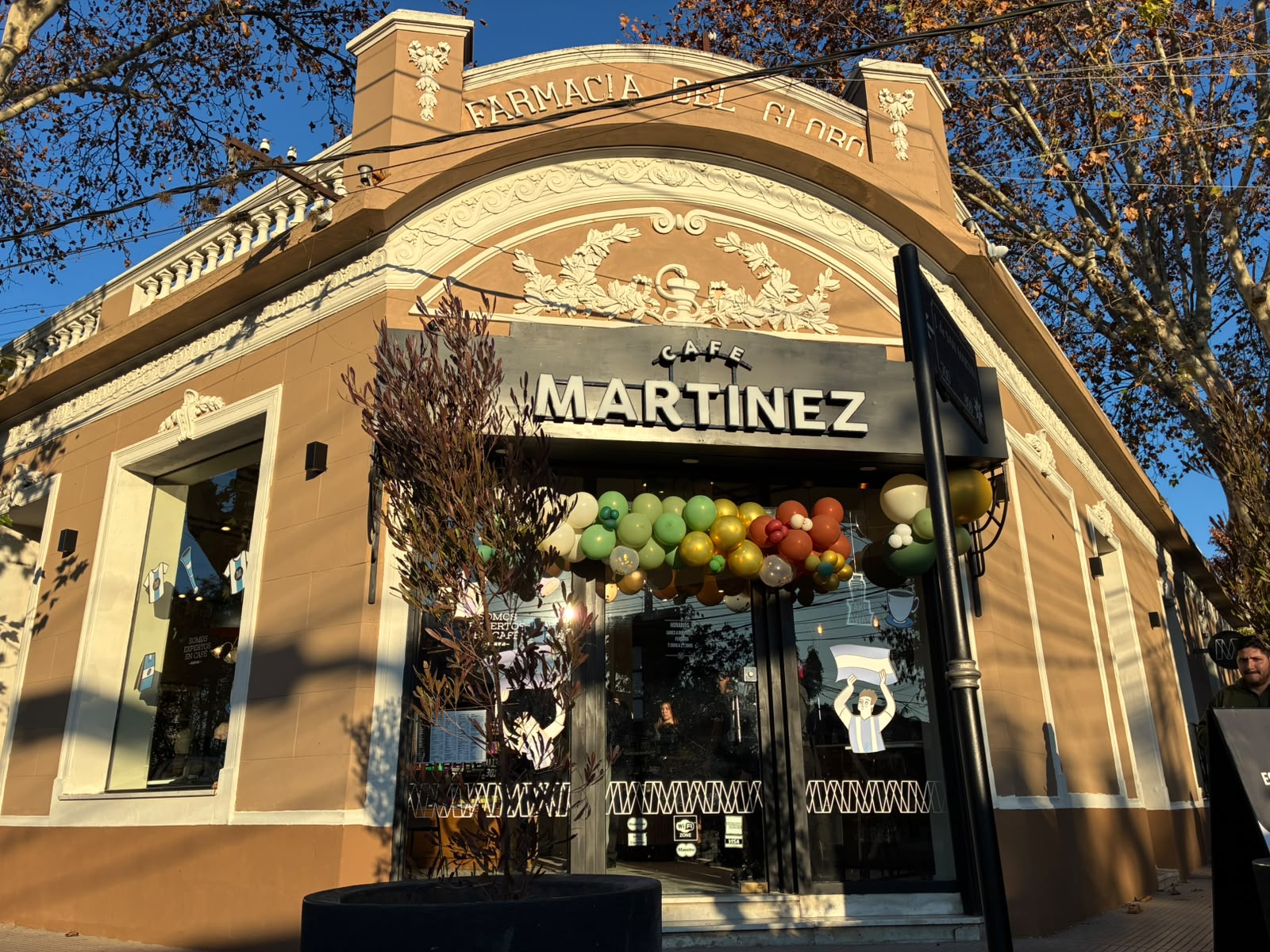 Abrió Café Martínez en la histórica esquina que perteneció a la farmacia del Globo