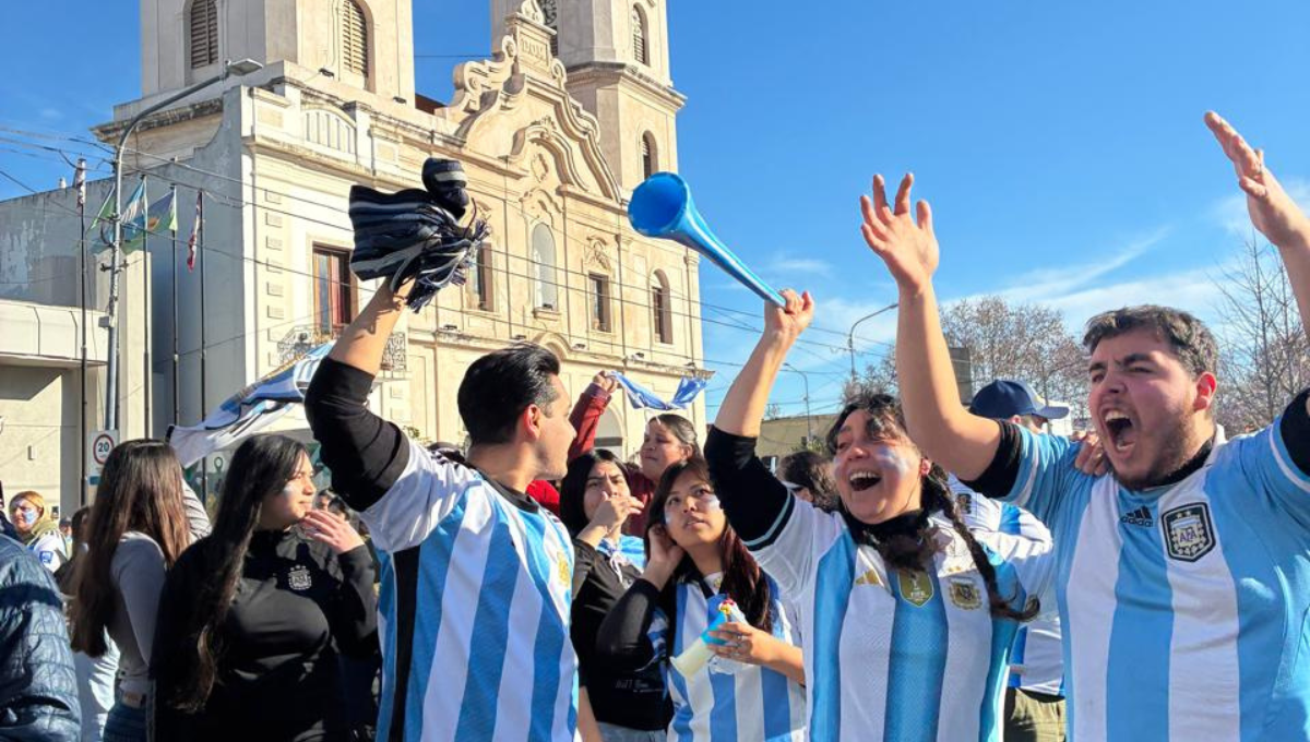 El triunfo de la Selección se celebró a pura emoción en la plaza. 