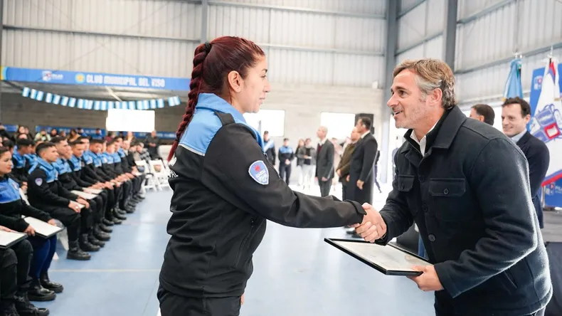 El intendente Federico Achával participó del acto de graduación de los nuevos agentes. 