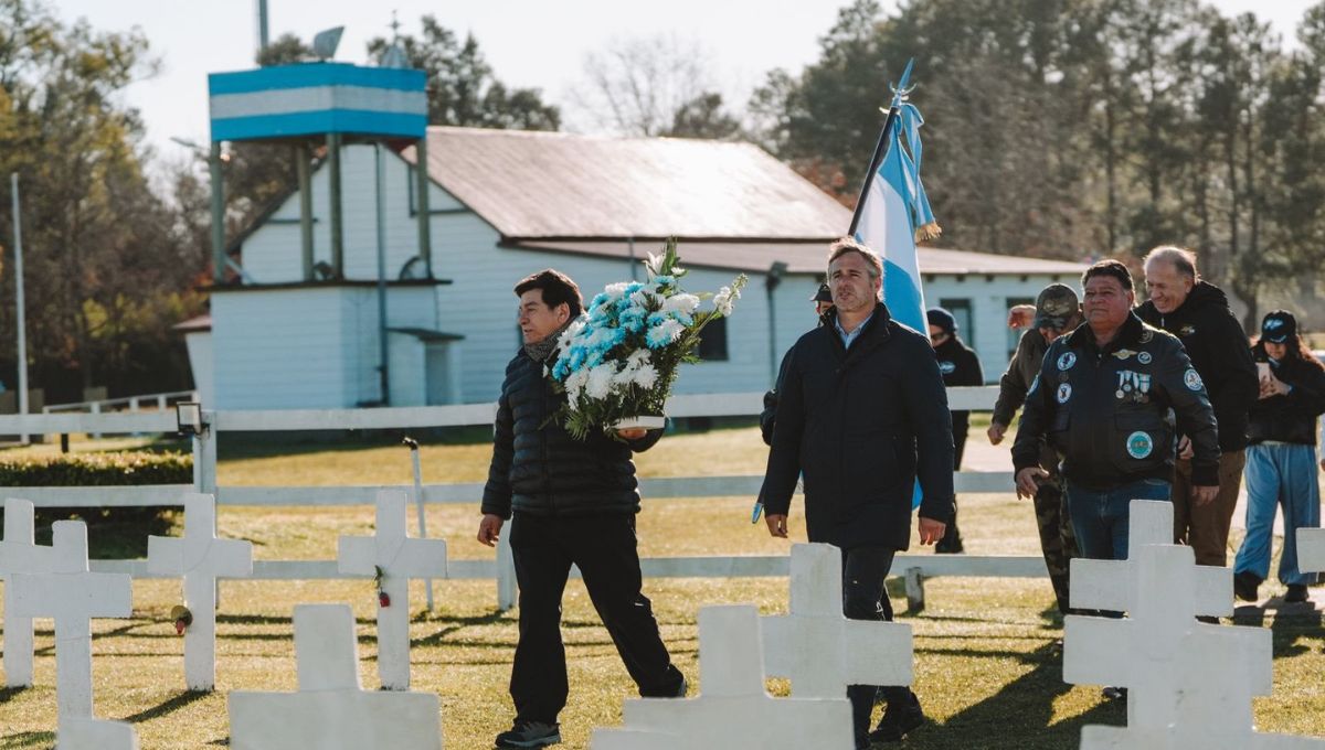 El intendente Federico Achával acompañó el acto en conmemoración de los héroes que defendieron las Islas Malvinas.