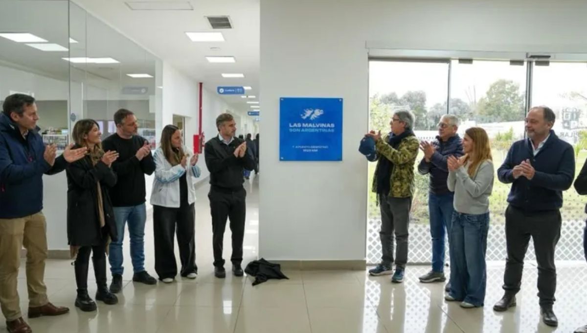Veteranos de Malvinas participaron del emotivo descubrimiento de la placa. 