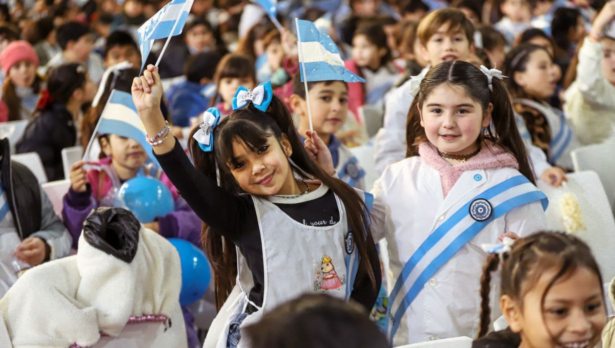 Federico Achával encabezó la promesa a la bandera de alumnos de 4to. grado. 