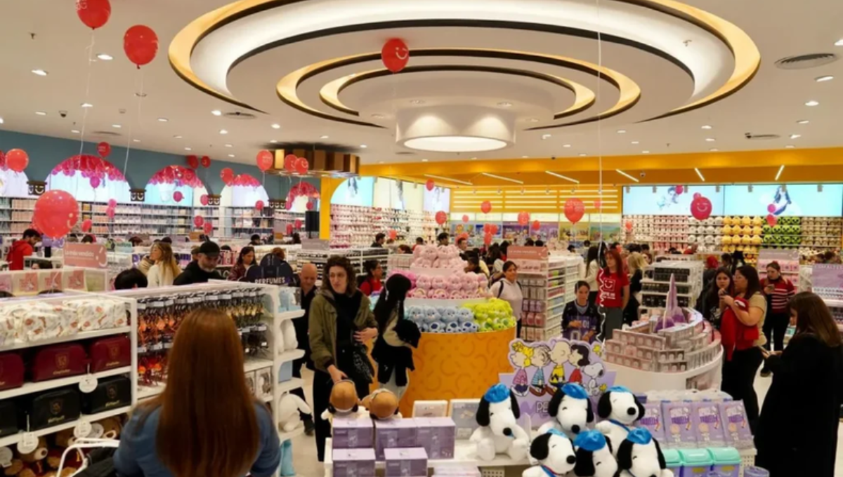 Miniso abrió sus puertas en Pilar ante una multitud que aguardó abajo de la lluvia. 