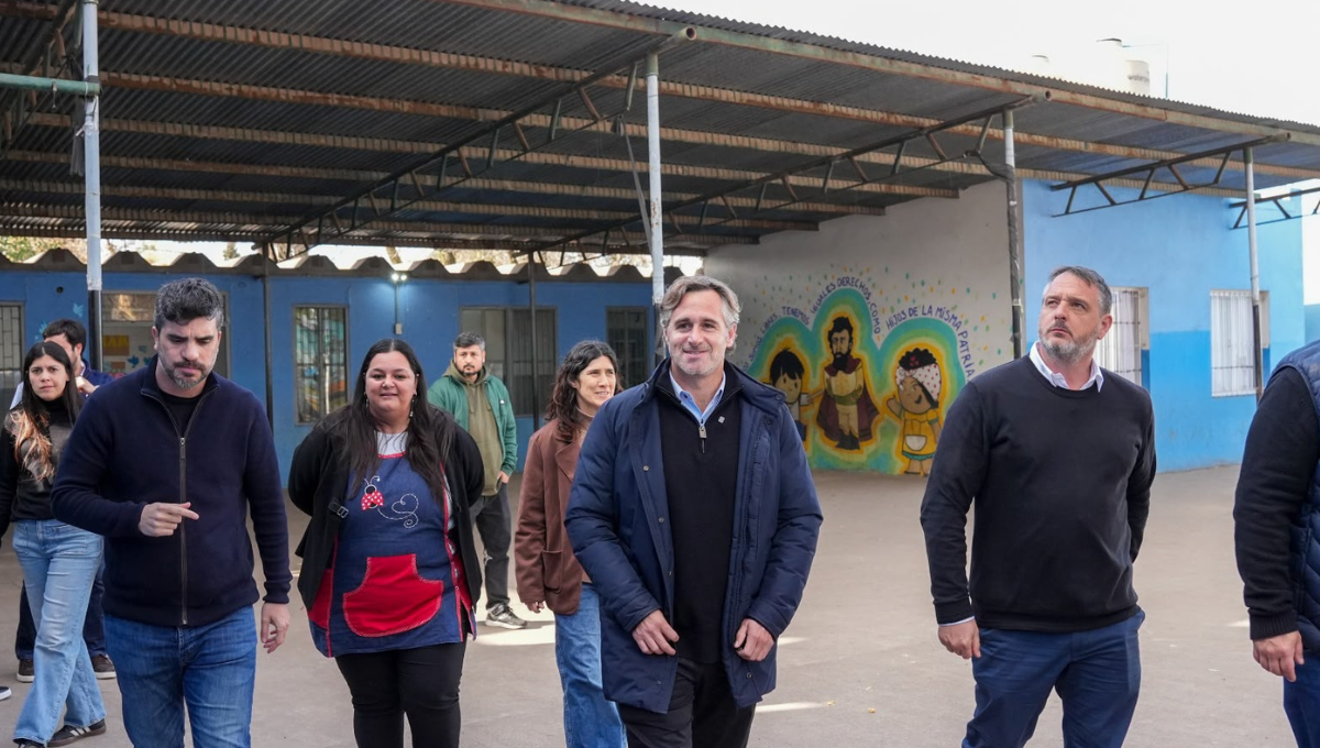 El intendente Federico Achával recorrió las obras en la escuela 12 de Zelaya junto al secretario de Gobierno, Santiago Laurent.