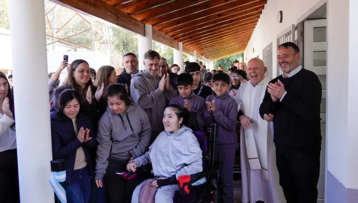 Achával, sus funcionarios y el Padre Tomás Llorente en la Escuela Santo Tomás, en Manuel Alberti.