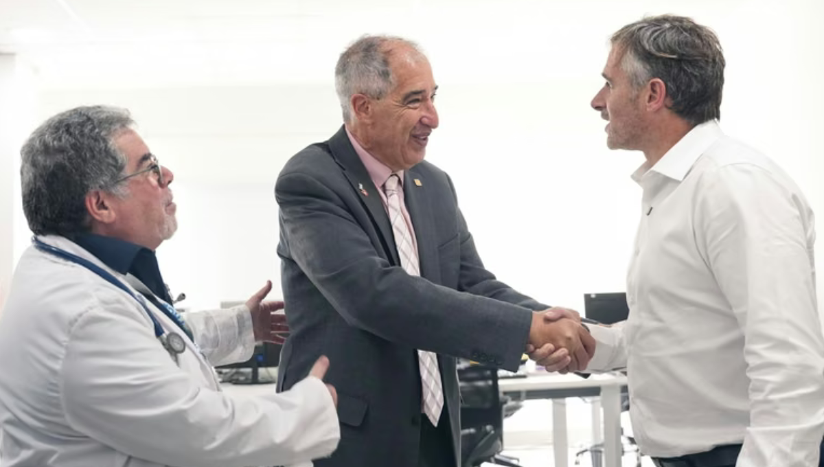 El cardiólogo Adrián Baranchuk recorrió las instalaciones del Centro Cardiovascular del HCP junto al intendente Federico Achával. 