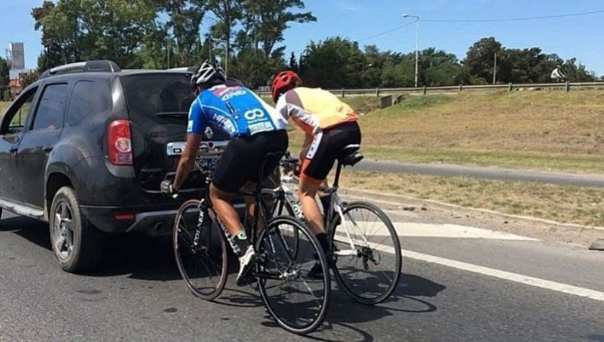 Ciclistas en Panamericana, una postal que se repite. Foto: Pilar a Diario. 