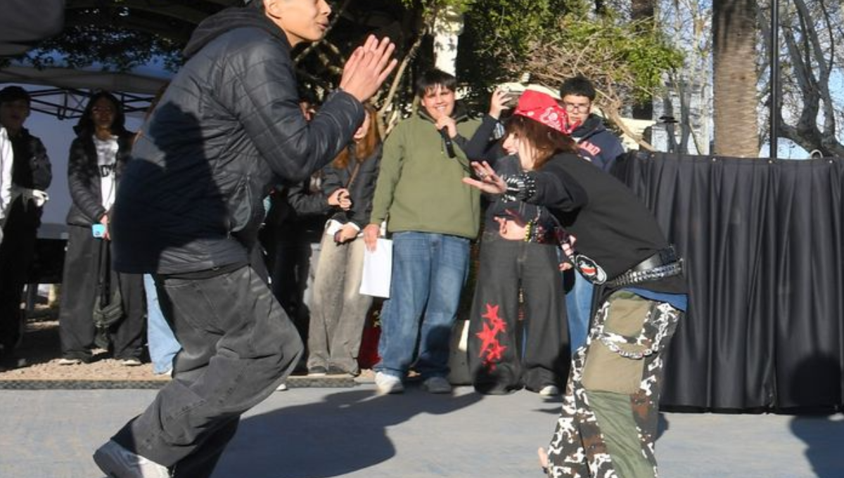 Más de 200 jóvenes "farmearon aura" en la Plaza 12 de Octubre. Foto: Pilar a Diario