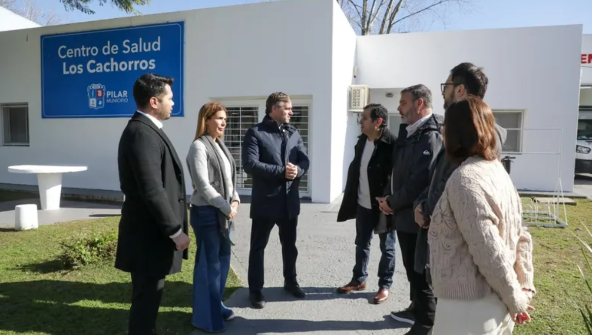 El intendente junto a Santiago Laurent y a Soledad Peralta recorrieron las obras del centro de salud. 